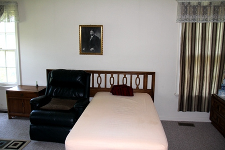 薛君度故居內(nèi)景，多處懸掛著黃興先生的畫像 人民網(wǎng)記者張朋輝攝