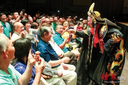 《變臉》表演者馬斌當著一位觀眾的面變成了孫大圣。(美國《僑報》/賈玉璇 攝) 　　