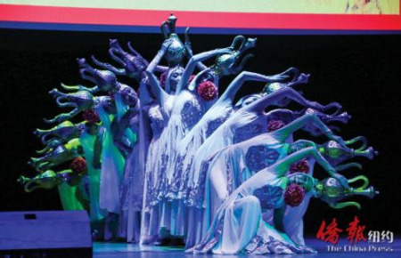 充滿神秘與異域風情的舞蹈《金色湯瓶》。(美國《僑報》/賈玉璇 攝) 