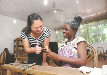 安朗（右）是唯一的女學(xué)員，老師為她的進(jìn)步豎起大拇指。