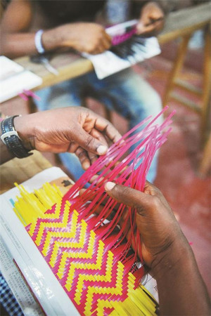 學(xué)員們認(rèn)真學(xué)習(xí)竹編技藝。