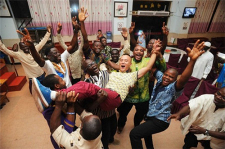 聯(lián)歡活動(dòng)上，學(xué)員們將指導(dǎo)老師陳嵩高高拋起，表達(dá)感激之情。