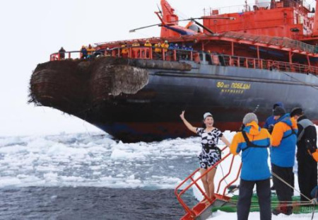 2016年7月1日在北極點冰泳。(美國《僑報》)