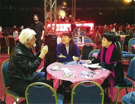 本報記者采訪英國BBC電臺前主編、現(xiàn)英國文化交流有限公司藝術顧問托尼·維奇米勒。(資料圖)