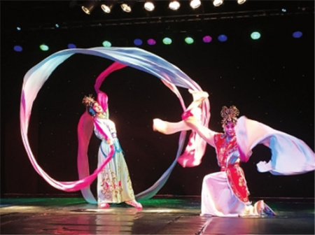 充溢著濃郁關東情調(diào)的舞蹈《找情郎》。(資料圖)