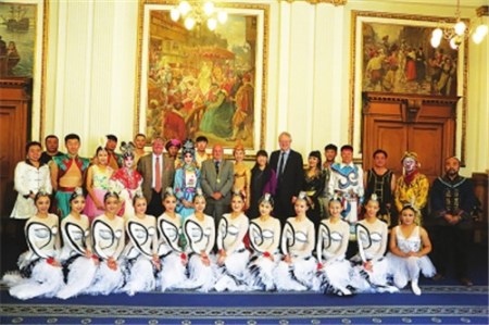 愛丁堡市副市長史蒂夫·卡多尼在市政廳接見吉林省藝術團。(資料圖)