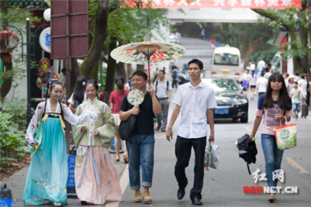 司徒漪瀾（陳佳鑫）與其同袍在岳麓山下行走談笑。