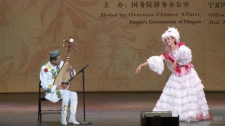 琵琶獨奏《天山之春》。(美國《僑報》/何心怡 攝)