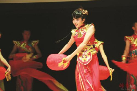 舞蹈《節(jié)日歡慶》。(美國《僑報》/賈玉璇 攝)
