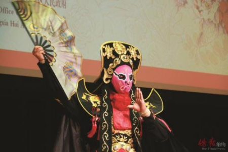 變臉。(美國《僑報》/賈玉璇 攝)