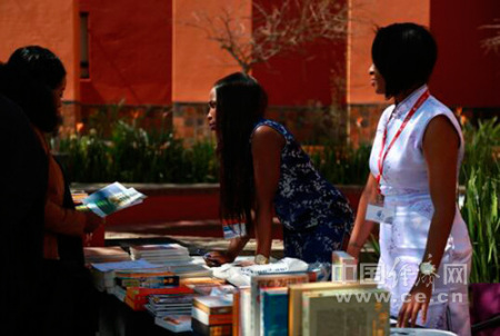 參會人員在中國文化圖書展臺進行咨詢。(鄭彤彤 攝)