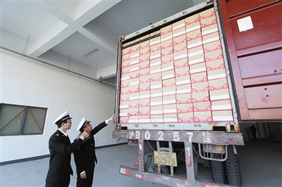 　麗水海關(guān)對(duì)入庫(kù)進(jìn)口商品進(jìn)行檢查。