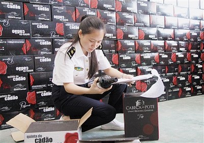 麗水商檢人員查驗(yàn)進(jìn)口商品。 