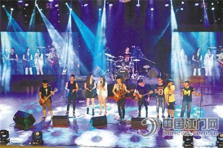 黃家駒的歌迷正唱著他的歌。