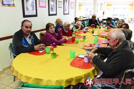 正在享用下午茶的老年人。(阿根廷華人網(wǎng))