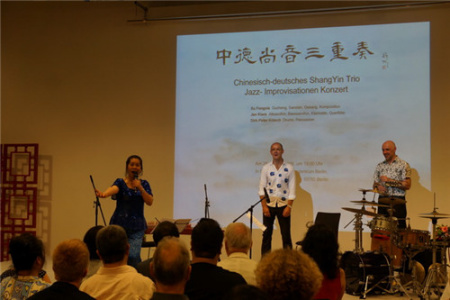 樂(lè)隊(duì)與聽(tīng)眾互動(dòng)。(閆健 攝)