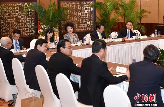 9月3日，中國海外交流協(xié)會常務副會長裘援平、中國海外交流協(xié)會副會長兼秘書長譚天星在北京與“海外華裔精英人士訪問團”舉行座談交流。 <a target='_blank' >中新社</a>記者 張勤 攝