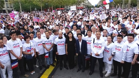 中國駐法使館領(lǐng)事部主任陸青江參贊代表中國駐法使館向張朝林表示哀悼。（《歐洲時報》記者/孔帆 攝）