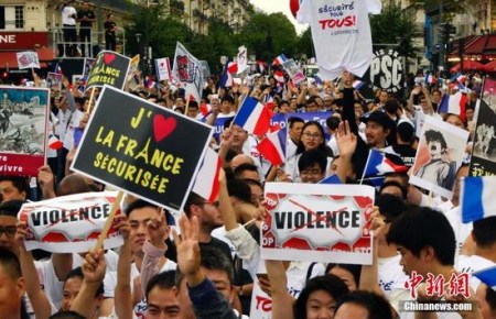 圖為參加游行的華人打出安全訴求的標語。 <a target='_blank' >中新社</a>記者 龍劍武 攝