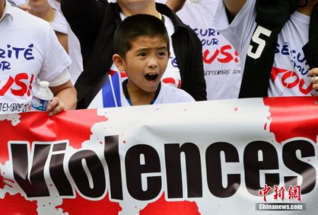 圖為參加游行的華人奮力發(fā)聲。 <a target='_blank' >中新社</a>記者 龍劍武 攝