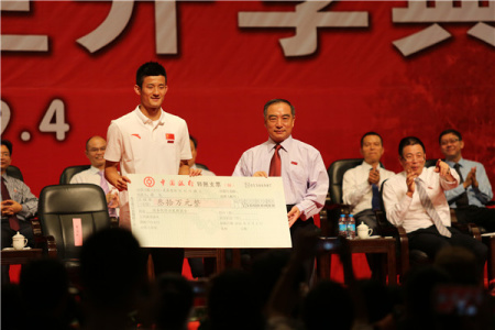 諶龍獲國務(wù)院僑辦嘉獎(jiǎng)，校長賈益民為其頒獎(jiǎng)。