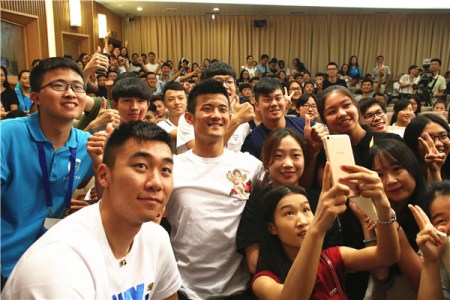 諶龍、洪煒與同學(xué)們合影