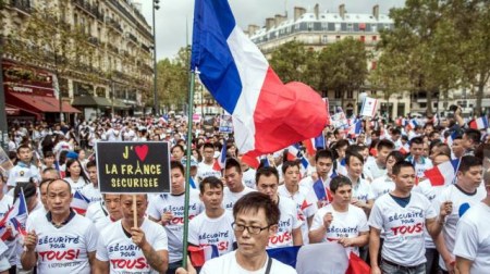 參加周日游行示威的人群身穿印有“反對(duì)暴力、反對(duì)暴力、搶劫和不安全”或“人人平等、人人安全”口號(hào)的體恤衫，并揮舞著法國國旗。