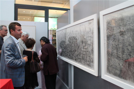 當(dāng)?shù)孛癖娪^賞水墨作品