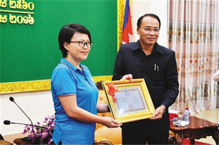 磅湛省省長(zhǎng)隆林泰（右）為海南醫(yī)療隊(duì)頒發(fā)感謝信。（《海南日?qǐng)?bào)》記者/馬珂 攝）