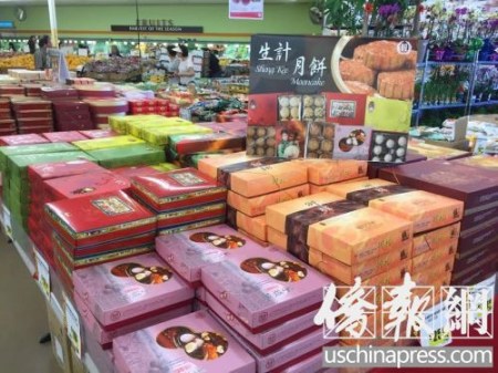 南灣的華人市場上，早早便可尋見南北各式中秋月餅的身影。(美國《僑報》/陸杰夫 攝)