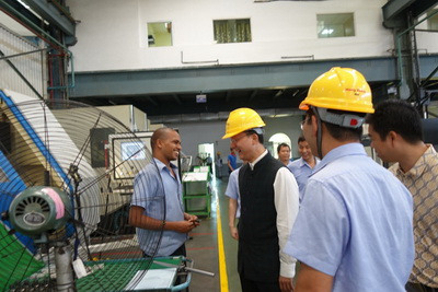 (使館官員走進(jìn)巨輪(印度)公司的車間與印方員工熱情互動(dòng))