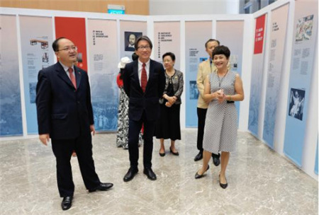 林瑞生部長(zhǎng)與房新文代辦在參觀湯莎展覽