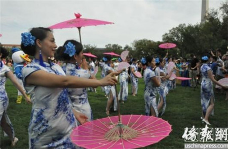 快閃活動中的《女人花》舞蹈表演。(美國《僑報》/徐一凡 攝)