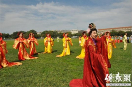 快閃活動中的京劇表演。(《僑報》記者徐一凡攝)