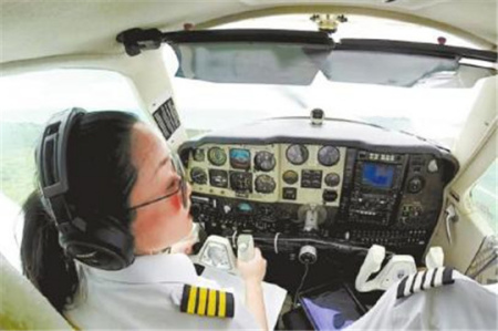 駕駛飛機(jī)的陳靜嫻。（圖片來源：《華西都市報(bào)》）