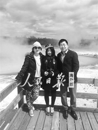 李紫薇和她的爸爸媽媽在美國(guó)黃石公園的一個(gè)噴泉前合影。這是李紫薇在美國(guó)和爸爸媽媽合照的第一張照片，父母在兩邊親密地簇?fù)碇鴭尚】蓯鄣睦钭限薄Ｗ鳛閿z影師的爸爸也終于出現(xiàn)在了鏡頭面前。