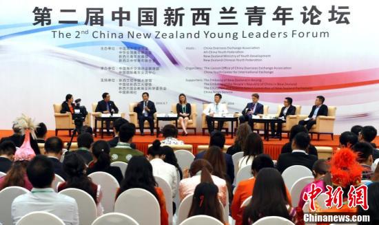 9月7日，“第二屆中新青年論壇”在北京舉行。論壇以“創(chuàng)新創(chuàng)業(yè)·共筑夢想”為主題?！暗诙弥行虑嗄暾搲庇芍袊Ｍ饨涣鲄f(xié)會(huì)、中華全國青年聯(lián)合會(huì)與新西蘭青年事務(wù)發(fā)展部、新西蘭中華青年聯(lián)合會(huì)共同主辦。國務(wù)院僑辦副主任、中國海外交流協(xié)會(huì)副會(huì)長兼秘書長譚天星，全國青聯(lián)副主席汪鴻雁，新西蘭青年事務(wù)發(fā)展部總裁羅賓·斯科特、新西蘭駐華大使麥康年、新西蘭國會(huì)議員楊健等官員為論壇揭幕。來自中新兩國的各領(lǐng)域青年代表約200人出席了會(huì)議。圖為中新雙方嘉賓分別就主題發(fā)言。 <a target='_blank' >中新社</a>記者 張勤 攝