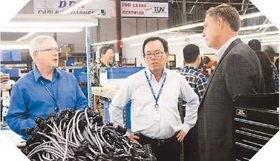 圖為美國國會議員參觀余建強在美國的工廠。