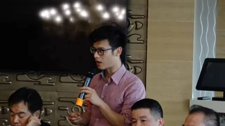 華裔青年會長王瑞建言。（法國《歐洲時報》/孔帆 攝）