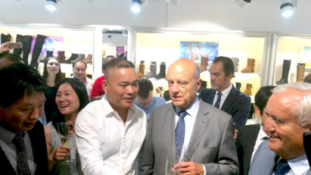 于貝、拉法蘭與華商趙志云交談。（法國《歐洲時報》/孔帆 攝）