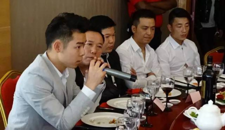 華二代郭顯云發(fā)言。（法國《歐洲時報》/孔帆 攝）