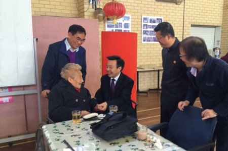 雷總領事向抗日將領陳中柱的遺孀王志芳老人表達中秋祝福