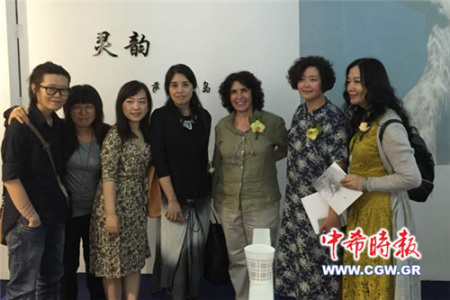 希臘攝影師澤麗和中國(guó)女詩(shī)人們?cè)谡褂[會(huì)開幕式上