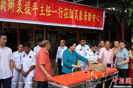 中國國務(wù)院僑辦主任裘援平，8日來到位于老撾永珍善堂的萬象華助中心考察。她強(qiáng)調(diào)，要通過各方面共同努力，把海外華助中心打造成僑胞守望相助的“溫暖之家”。圖為裘援平察看華助中心救助設(shè)備。<a target='_blank' >中新社</a>記者 齊彬 攝