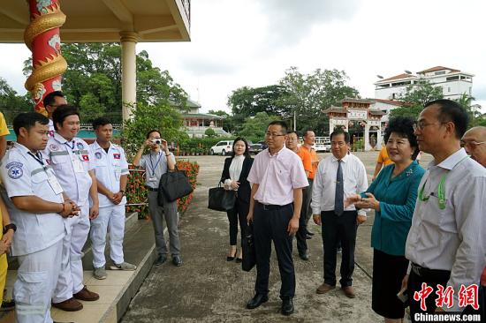 中國國務(wù)院僑辦主任裘援平，8日來到位于老撾永珍善堂的萬象華助中心考察。她強(qiáng)調(diào)，要通過各方面共同努力，把海外華助中心打造成僑胞守望相助的“溫暖之家”。圖為裘援平與華助中心救助隊員交流。<a target='_blank' >中新社</a>記者 齊彬 攝