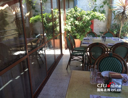 餐館老板說玻璃門外的桌子當(dāng)時(shí)也提供給了中國(guó)游客(攝影 孫伶俐)