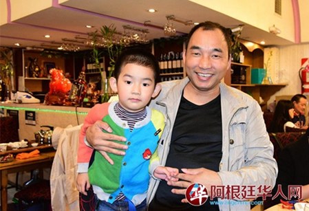 旅阿僑胞愉快的心情溢于言表。