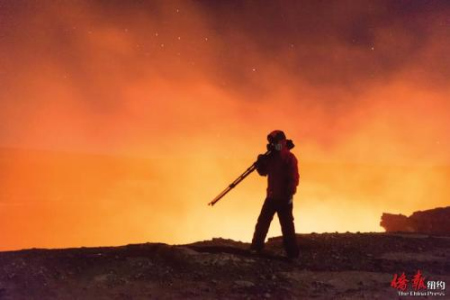 站在火山口邊緣，譚乃殷有一種火星救援的感覺(jué)。（美國(guó)《僑報(bào)》）