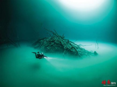 仙境般如夢(mèng)似幻的圣井。（美國(guó)《僑報(bào)》）