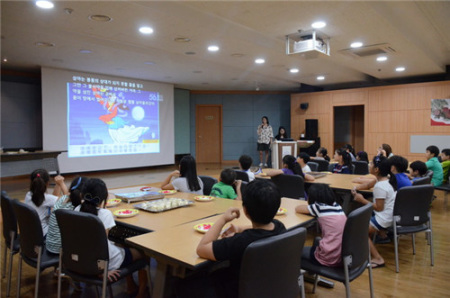 孩子們觀看中秋節(jié)來歷的動畫視頻 孩子們觀看中秋節(jié)來歷的動畫視頻